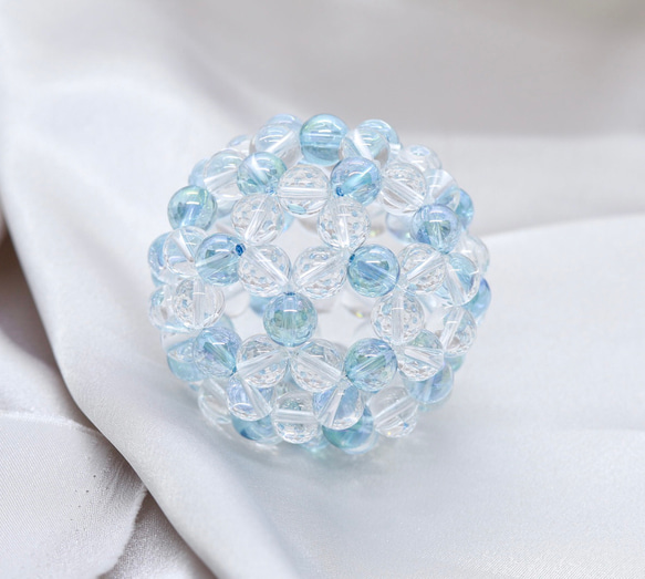 アクアオーラと水晶８ｍｍ　輝くパステルブルーの職人技のフラーレンボール 2枚目の画像