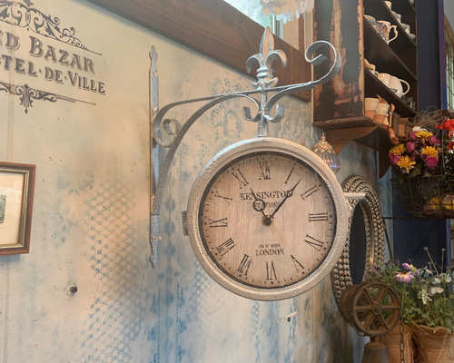 アンティークな部屋 両面時計 回転式 壁掛け時計 ウォールクロック 561d50e93f7c5dff3ffa9bf07d6e6e