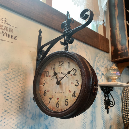 アンティークな部屋/ 両面式 壁掛け時計（回転型） ウォールクロック