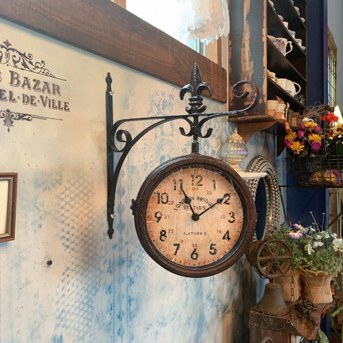 アンティークな部屋 両面時計 回転式 壁掛け時計 ウォールクロック アンティークな部屋 両面時計 回転式 壁掛け時計 ウォール