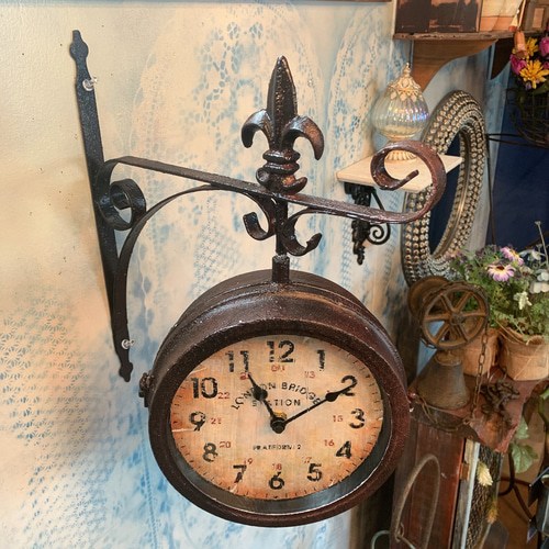 アンティークな部屋/ 両面式 壁掛け時計（回転型） ウォール