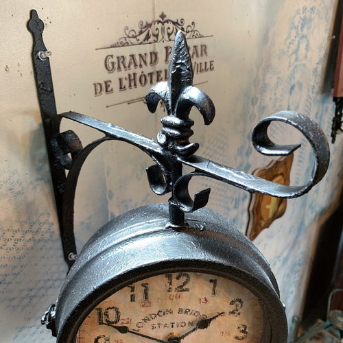 アンティークな部屋/ 両面式 壁掛け時計（回転型） ウォール