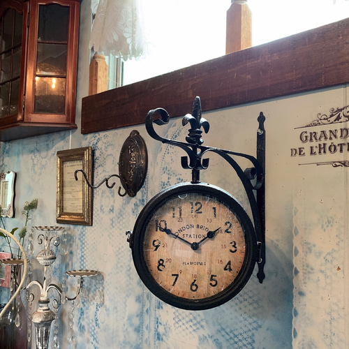 アンティークな部屋/ 両面式 壁掛け時計（回転型） ウォールクロック