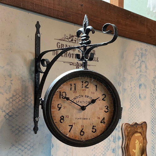 アンティークな部屋/ 両面式 壁掛け時計（回転型） ウォールクロック