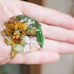 再販♥️本物の花リースブローチ『ビオラと紫陽花リース』送料無料！ 5枚目の画像