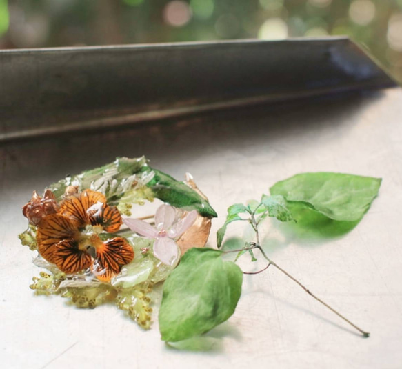 再販♥️本物の花リースブローチ『ビオラと紫陽花リース』送料無料！ 1枚目の画像