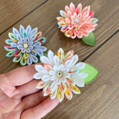 再販】つまみ細工のブローチ 髪飾り 桃色 白 青 ひなぎくデザイン