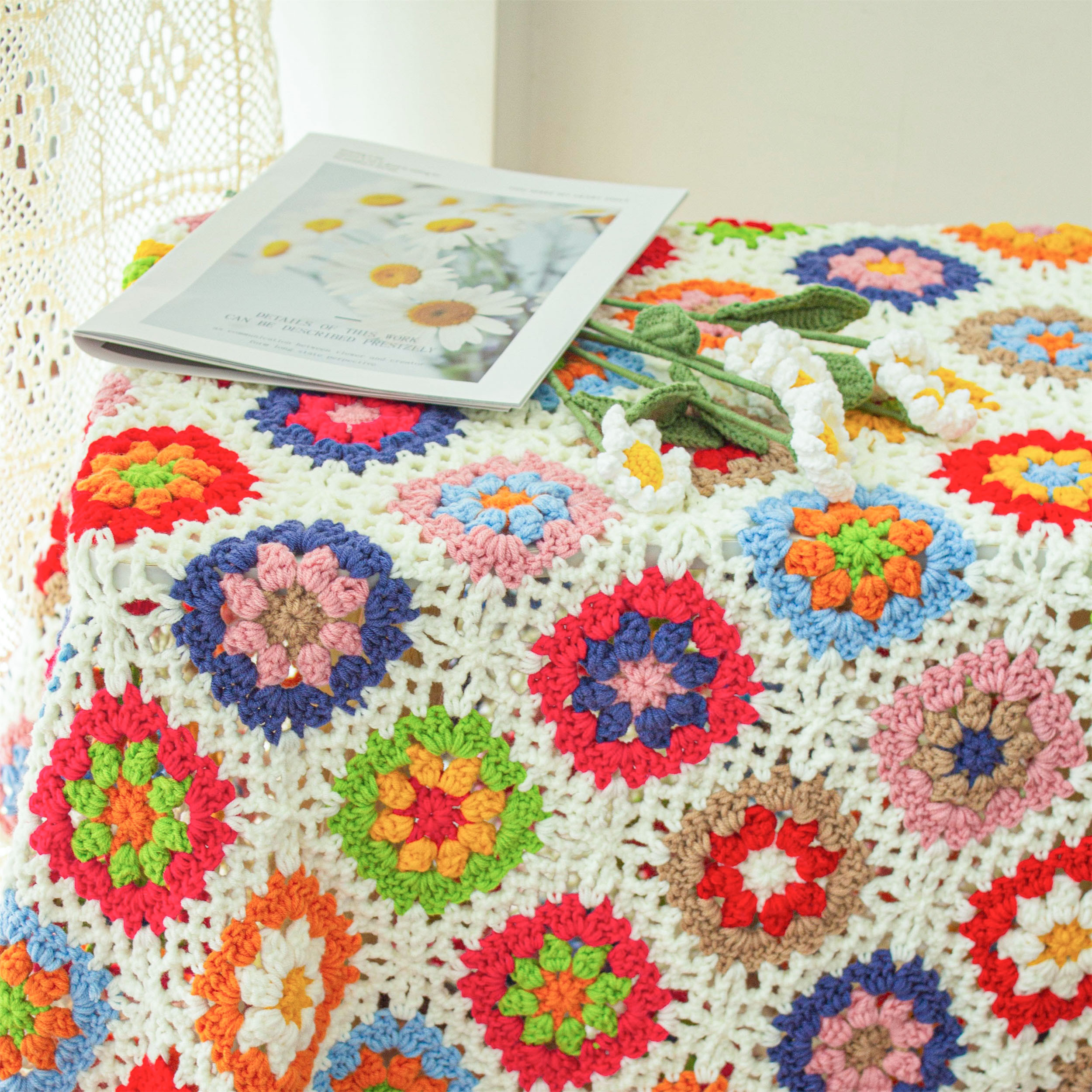 ハンドメイド かぎ針編み フラワーモチーフ 編み物 デイジー グラニースクエア ハンドメイド/編み物/鍵編み*膝掛け/ソ