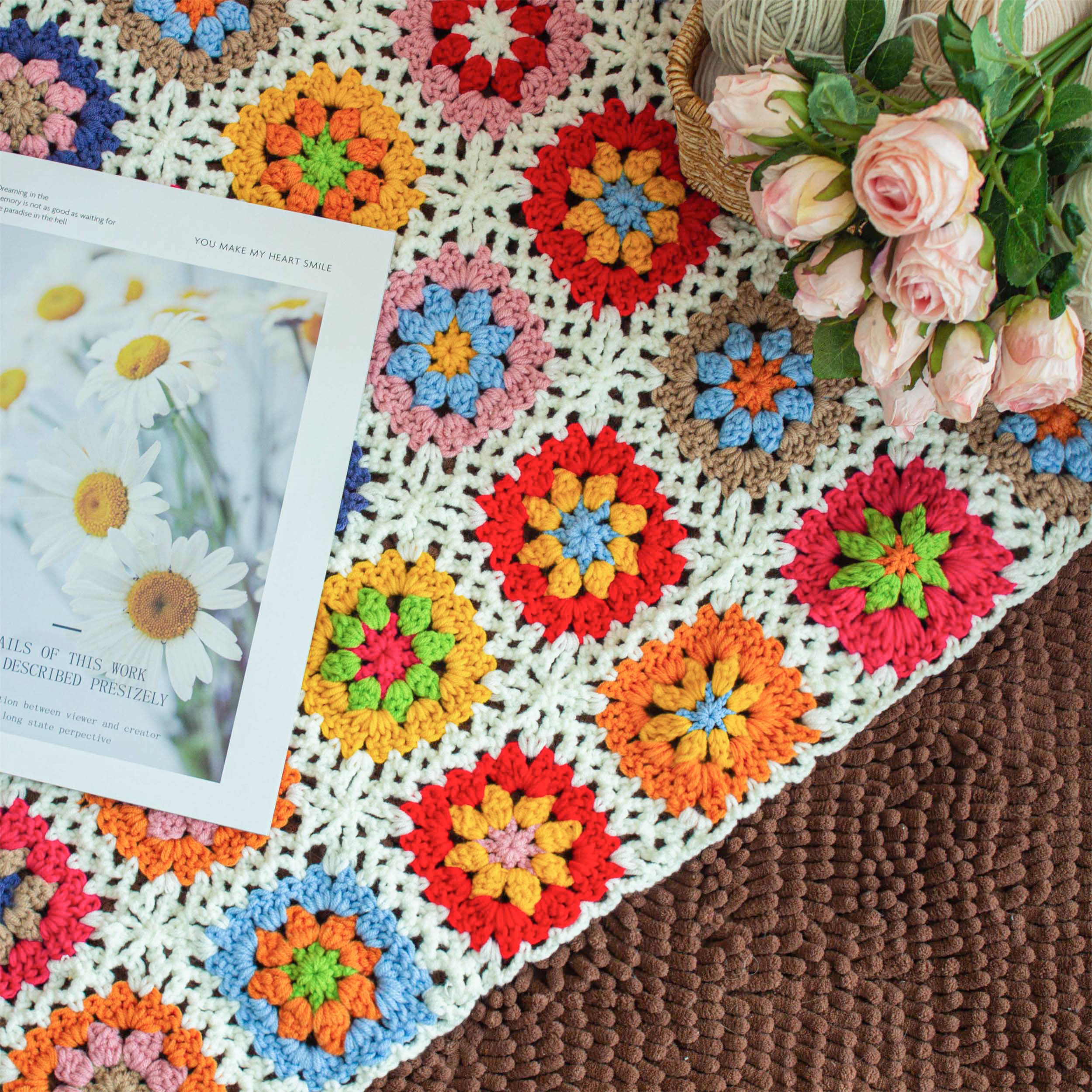 ハンドメイド かぎ針編み フラワーモチーフ 編み物 デイジー グラニースクエア ハンドメイド/編み物/鍵編み*膝掛け/ソ