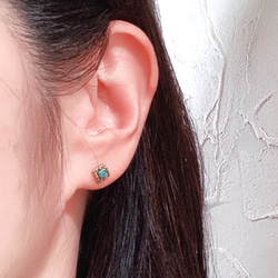 スクエア　ブルーターコイズ　ワンポイント　ピアス　　　アンティークゴールド 3枚目の画像