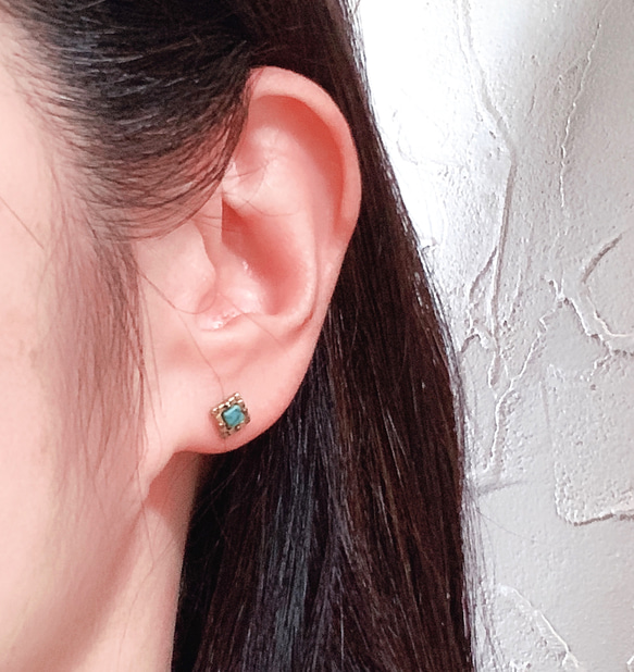 スクエア　ブルーターコイズ　ワンポイント　ピアス　　　アンティークゴールド 3枚目の画像