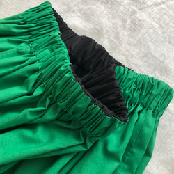 1枚で2色楽しめる　大人なリバーシブルスカート　ブラック×グリーン 4枚目の画像