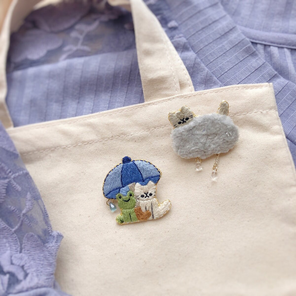 雨を降らせる猫の刺繍ブローチ 5枚目の画像