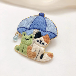 【特集掲載】傘をさす猫の刺繍ブローチ 5枚目の画像