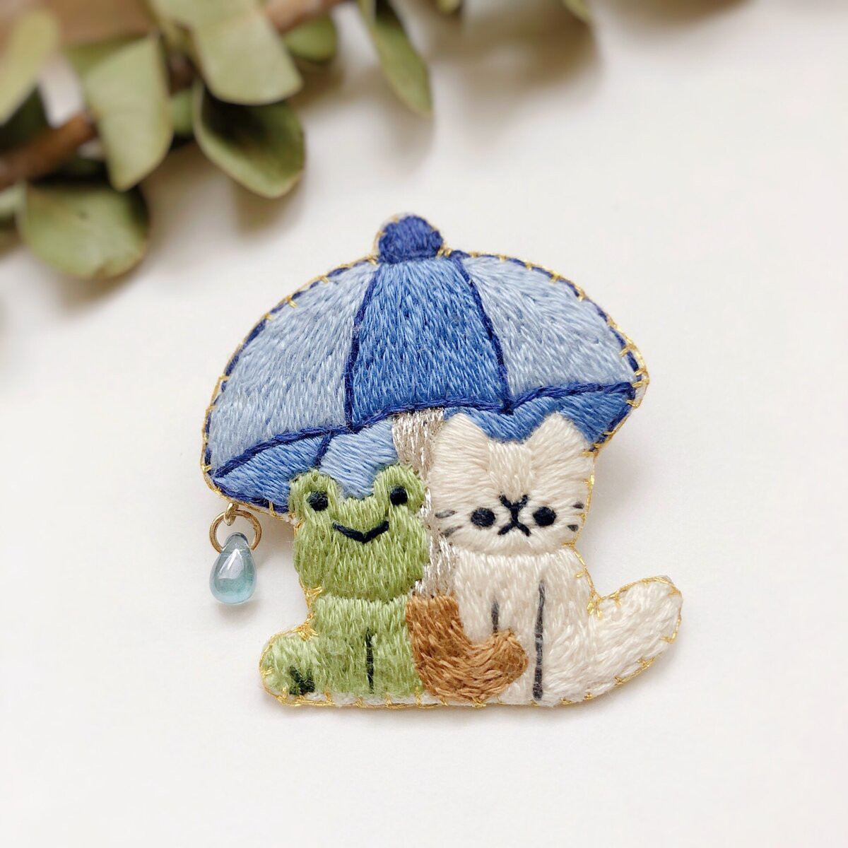 【特集掲載】傘をさす猫の刺繍ブローチ        Ω