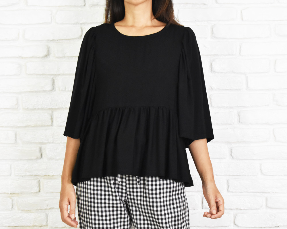 シンプルなフレアスリーブトップス　ブラック