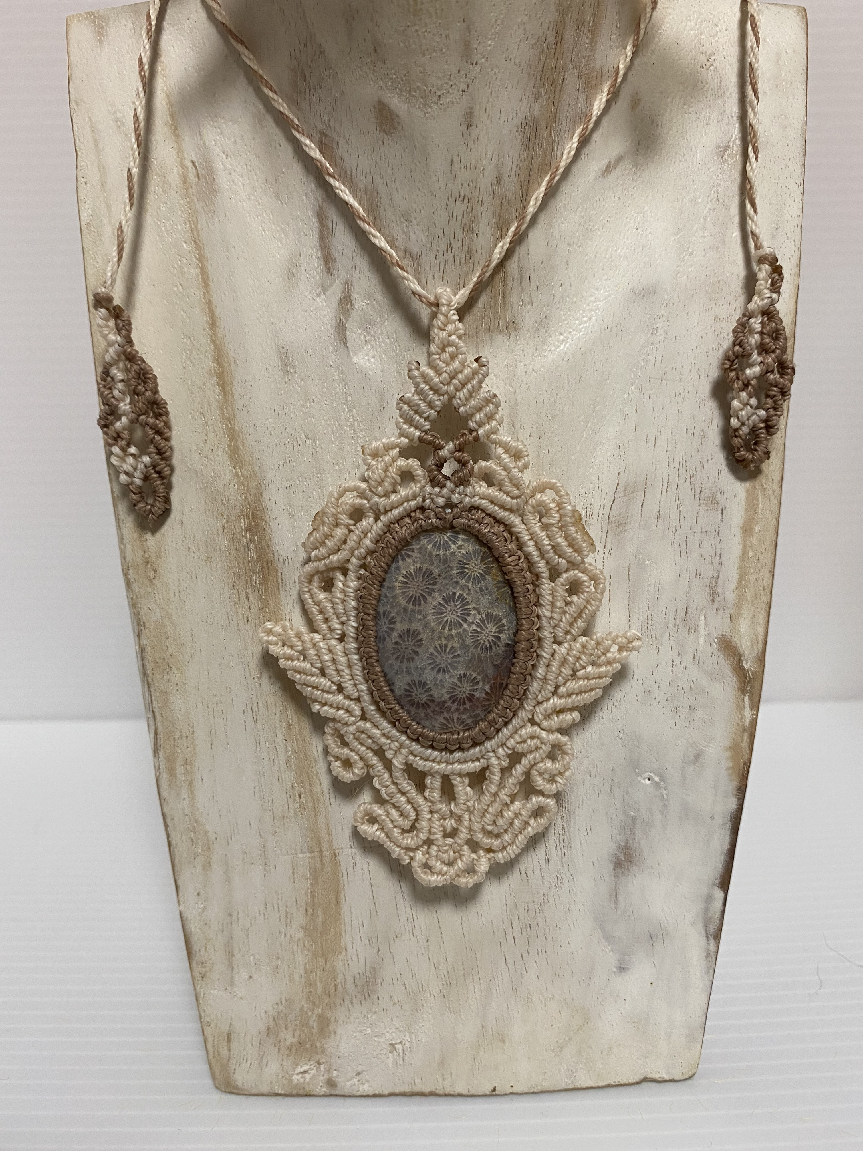 フォッシルコーラル　マクラメ編み　ネックレス