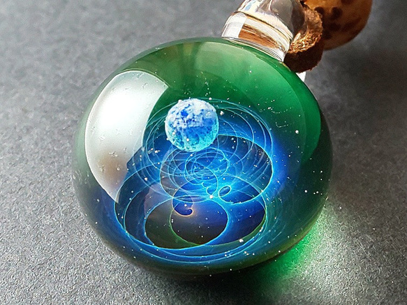 ● [ オミグラ！ ]  宇宙 ガラス 地球 ネックレス ペンダント ハンドメイド メンズ レディース ● 1枚目の画像
