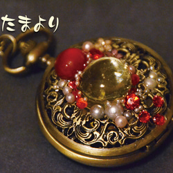 「時の魔法」ウランガラスとビジューの懐中時計（レッドビジュー） 3枚目の画像