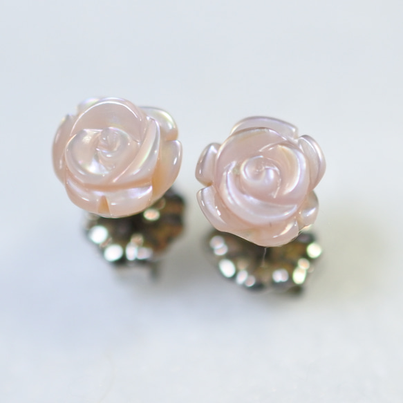 （1 件）粉色貝殼玫瑰耳釘（6 毫米，鈦金屬耳釘） 第3張的照片
