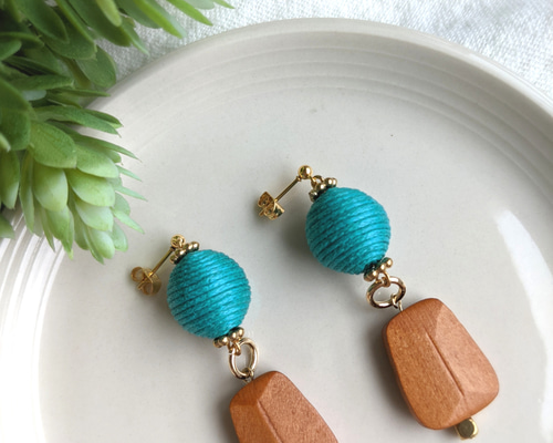 グレー糸巻きビーズ ウッドピアス （超大きめの糸巻きビーズに、大きな  