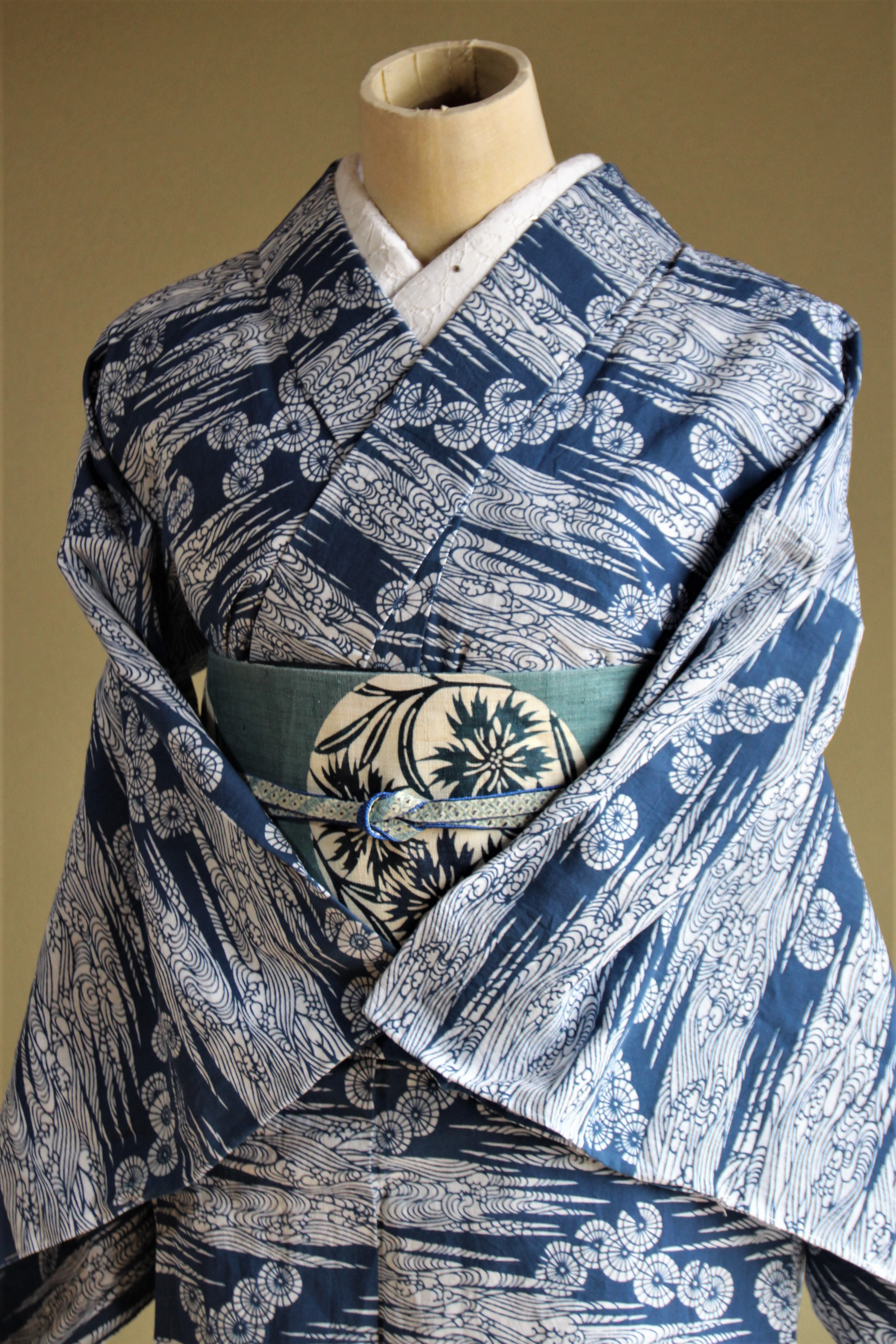 手染め藍　型染浴衣　明るめの紺 流水に蛇の目が粋で涼し気　裄66ｃｍ　木綿 21,885円