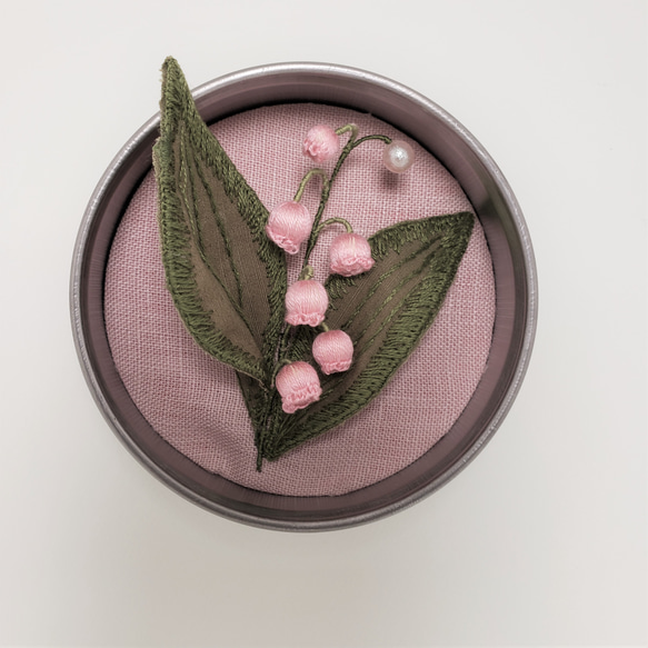 ピンクすずらん」 立体刺繍とコットンパールで作ったのインテリア雑貨