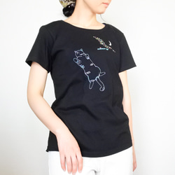 へそ天猫と星空の刺繍Tシャツ／黒／半袖 4枚目の画像