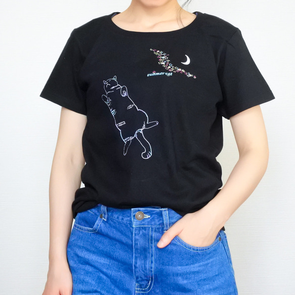 へそ天猫と星空の刺繍Tシャツ／黒／半袖 3枚目の画像