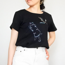 へそ天猫と星空の刺繍Tシャツ／黒／半袖 2枚目の画像