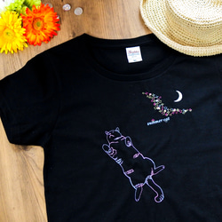 へそ天猫と星空の刺繍Tシャツ／黒／半袖 1枚目の画像