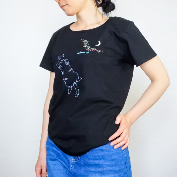 へそ天猫と星空の刺繍Tシャツ／黒／半袖 5枚目の画像