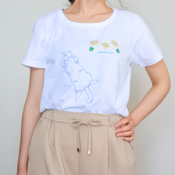 へそ天猫とひまわりの刺繍Tシャツ／白／半袖 4枚目の画像