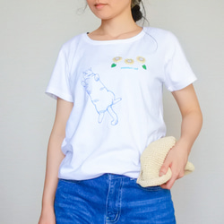 へそ天猫とひまわりの刺繍Tシャツ／白／半袖 2枚目の画像