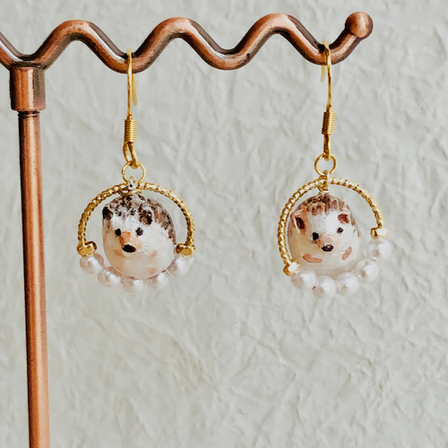 受注製作✳︎ハリネズミ好きさんに！よく見るとハリネズミピアス  