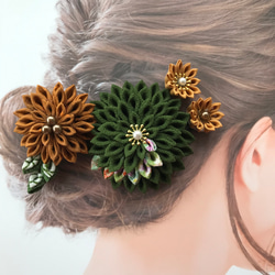 つまみ細工　2wayクリップの髪飾り　　深緑系の半くすの大菊　 5枚目の画像