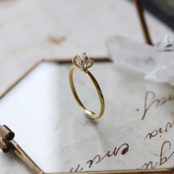 毛坯鑽石石英黃銅戒指 第6張的照片