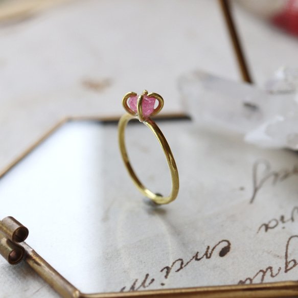 未加工的粉紅色碧璽黃銅戒指 第6張的照片