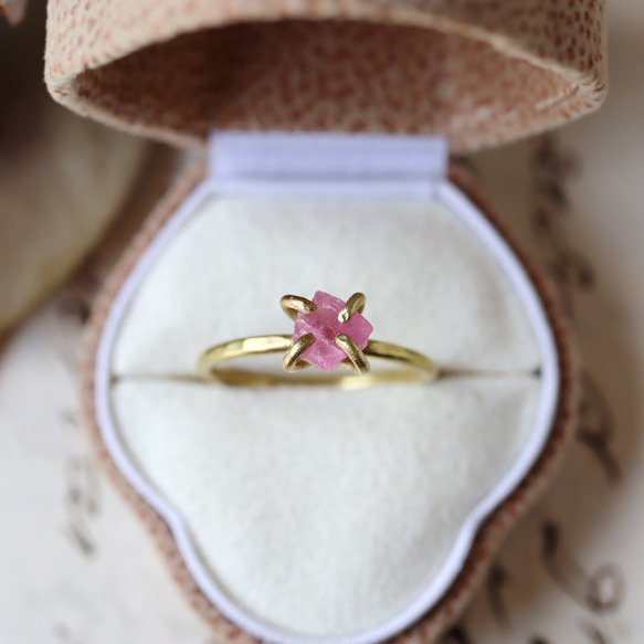 未加工的粉紅色碧璽黃銅戒指 第2張的照片