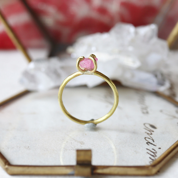 未加工的粉紅色碧璽黃銅戒指 第5張的照片