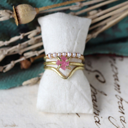 未加工的粉紅色碧璽黃銅戒指 第9張的照片