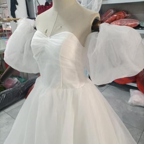 人気上昇！ウエディングドレス 取り外し袖 編み上げ リボン チュール  