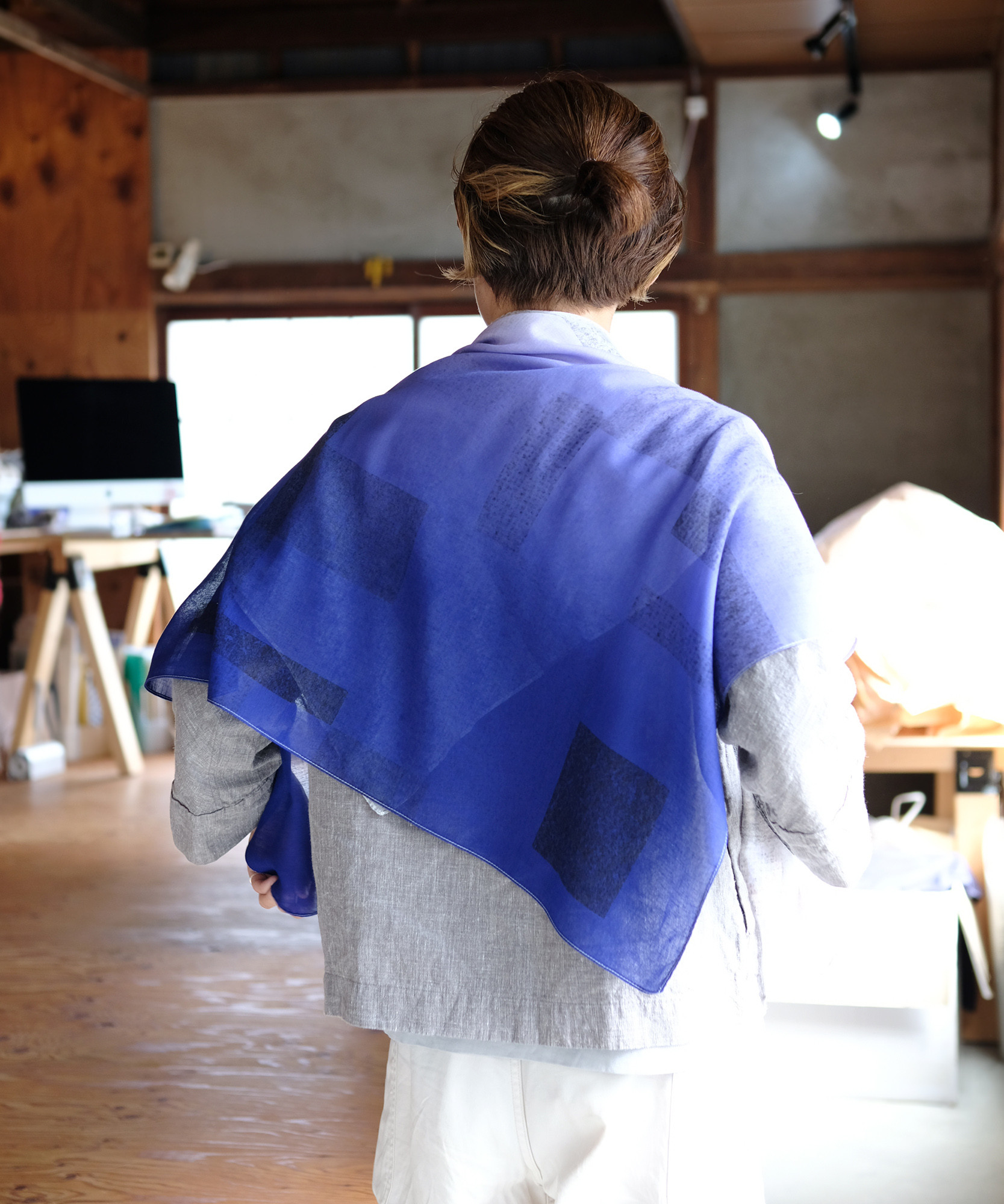 手仕事で仕上げる、手染めグラデーションストールブルー〇日焼け・冷房対策にも【夜空 - akari】 10,950円