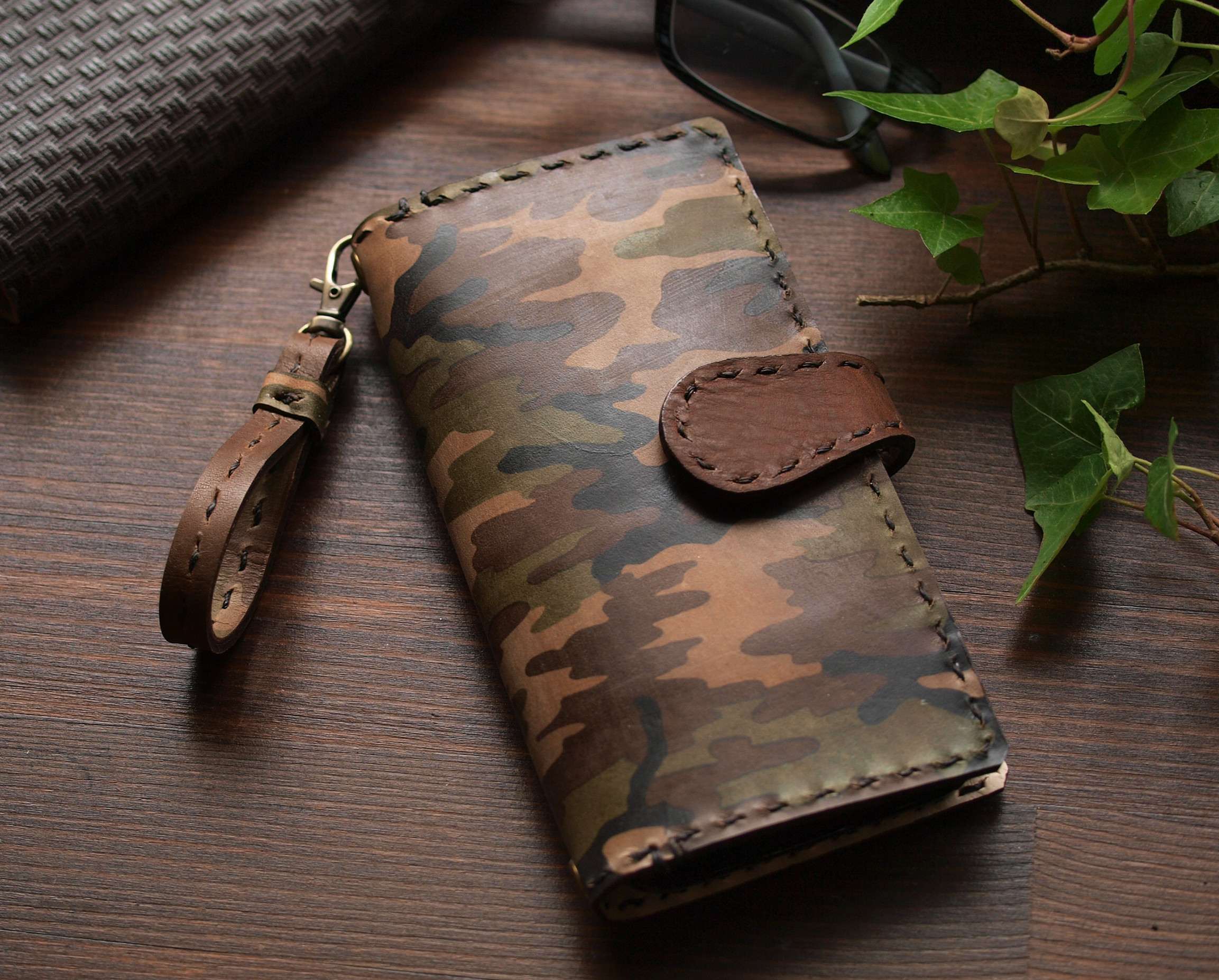 【iphone全機種対応】迷彩柄革レザー手帳型iphoneケース ●イニシャル刻印可能 iPhone1７シリーズ対応