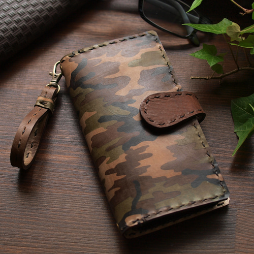 iphone全機種対応】迷彩柄革レザー手帳型iphoneケース ○イニシャル