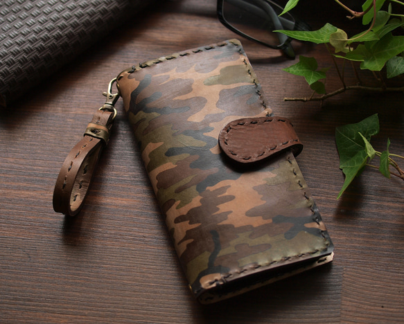 iphone全機種対応】迷彩柄革レザー手帳型iphoneケース ○イニシャル