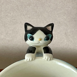 猫取っ手マグ(白黒ハチワレ) 『猫のマグカップ』 3枚目の画像