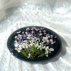 レースフラワーと紫の小花達（ブローチorヘアゴム） 1枚目の画像