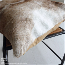 毛皮クッションカバー PUTI-5 ハラコ 天然皮革 ハンドメイド 正方形 北欧 本皮 手作り レトロ調 エスニック 3枚目の画像