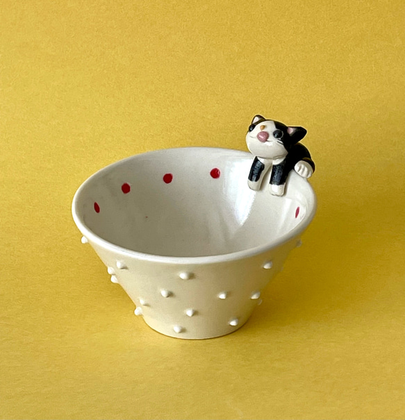 猫とぐい呑み(白黒ハチワレ猫)舌ペロ・盃形 おちょこ・ぐい呑み・徳利